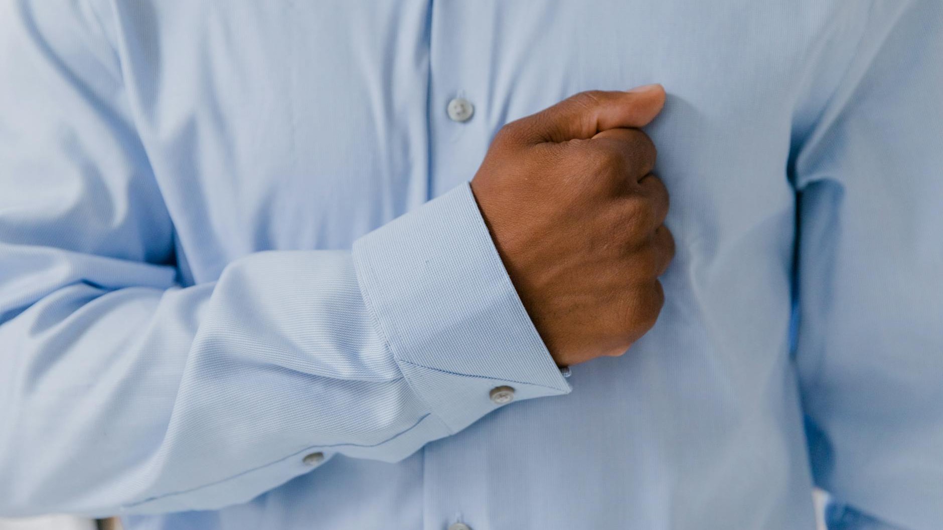 Cette petite boucle dans le dos de votre chemise Oxford n'est pas là par hasard : sa vraie fonction surprend