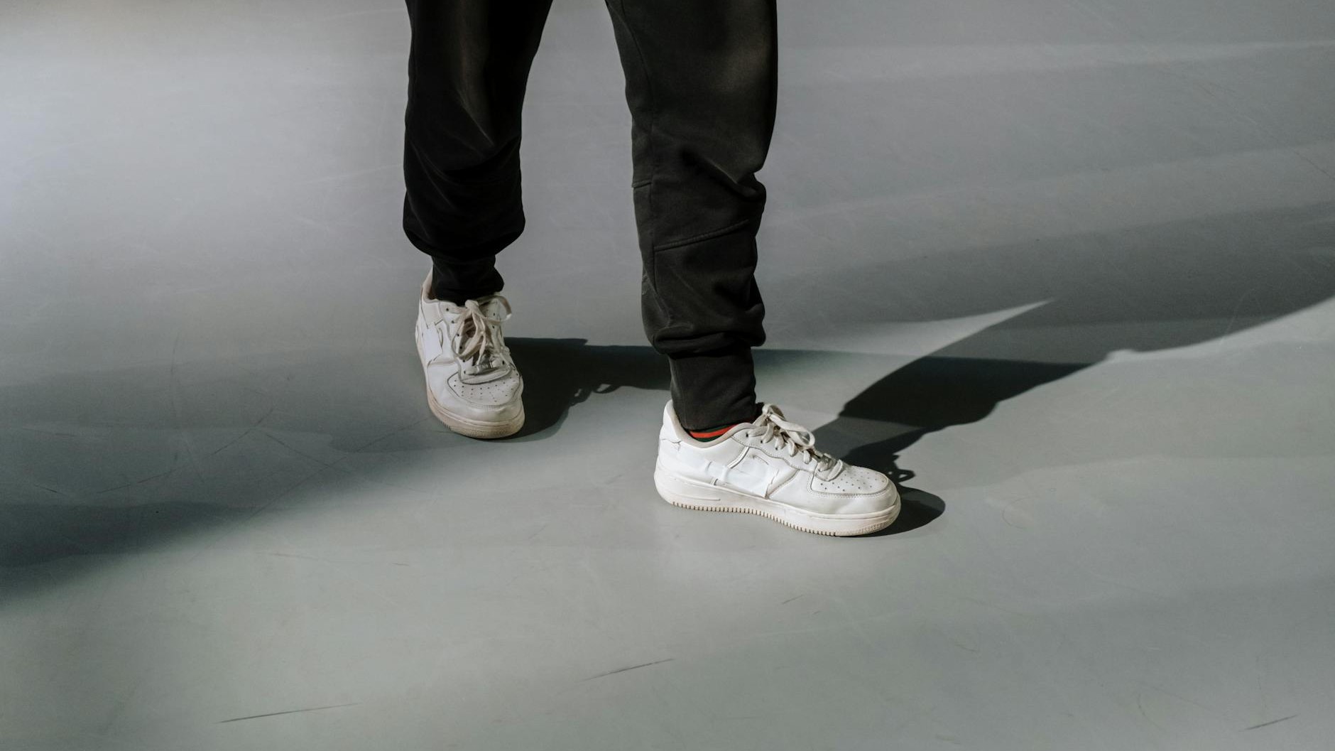 « Je les nettoyais encore » : ce détail sur vos sneakers blanches prouve qu'il est déjà trop tard