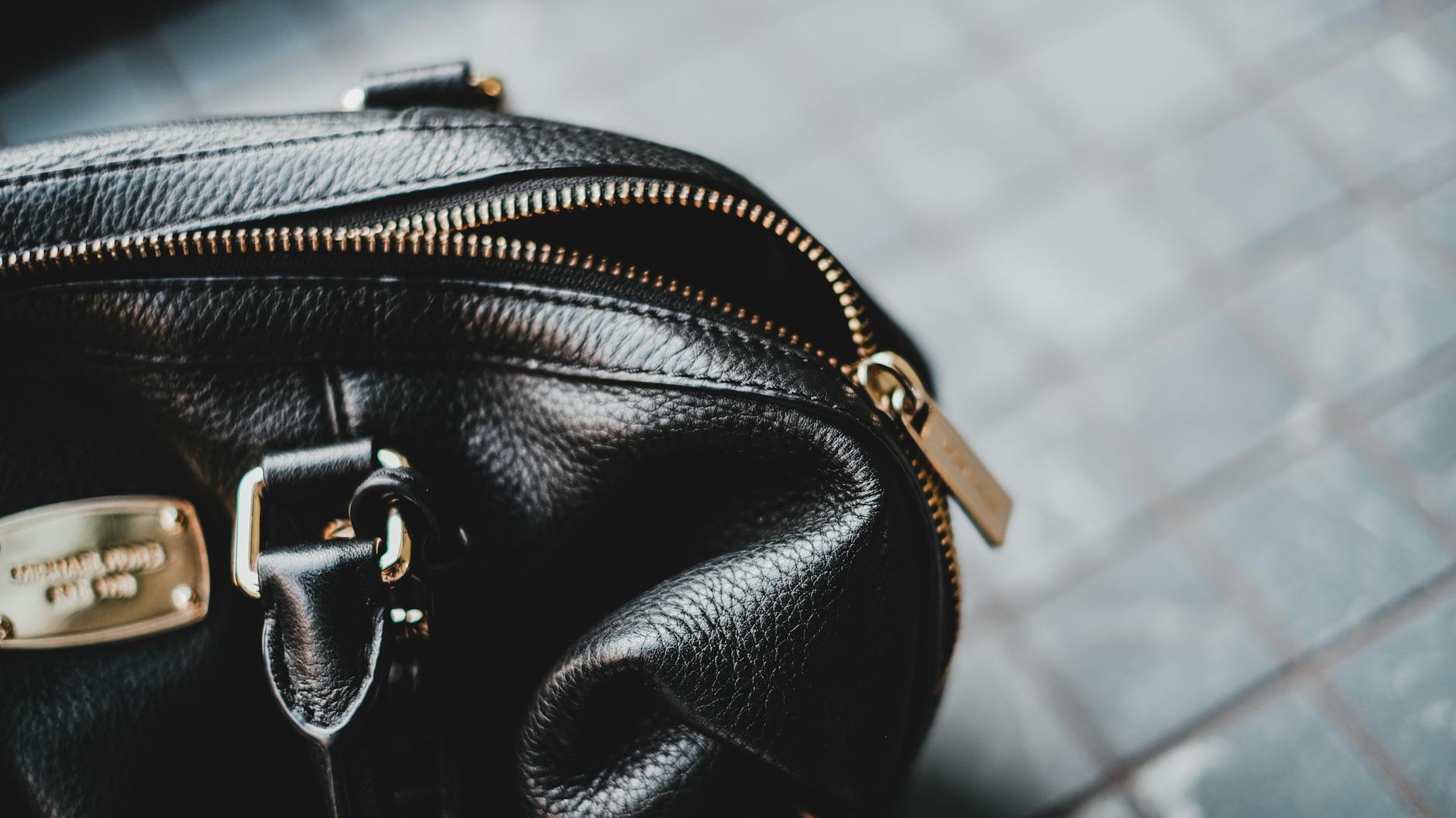 « Je pensais acheter du vrai cuir » : ce détail sur la tranche révèle tout