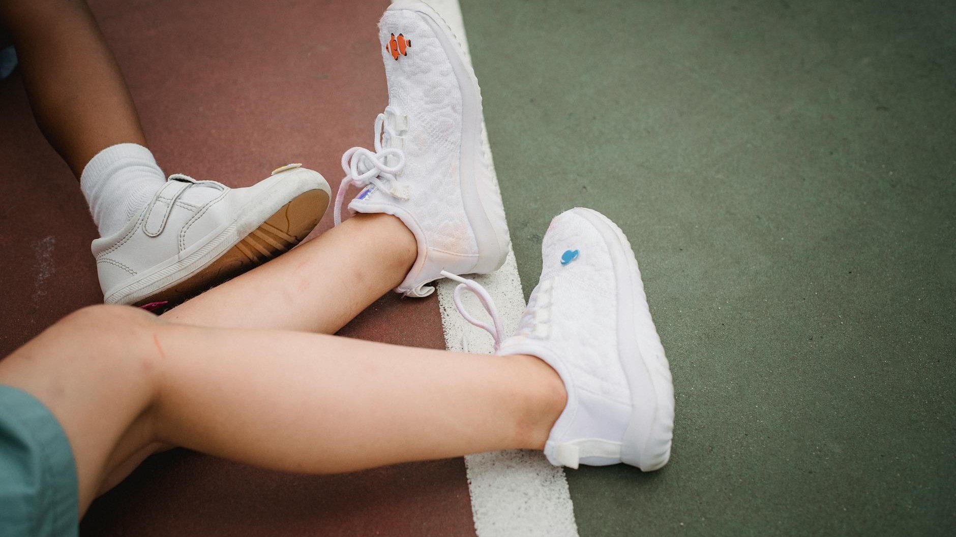 « Mes baskets blanches ont craquelé en 3 mois » : ce détail sous le cuir que personne ne vérifie avant d'acheter