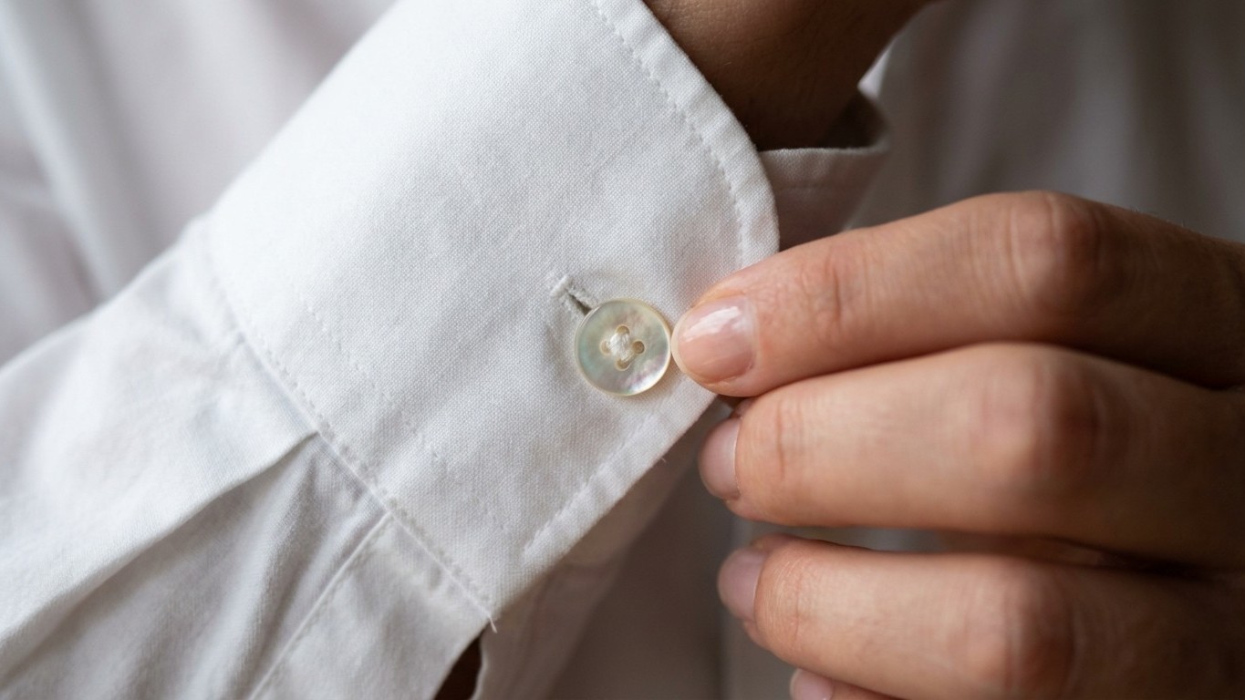 Avant de payer plus de 80 euros pour une chemise, retournez un bouton et cherchez ce grain précis