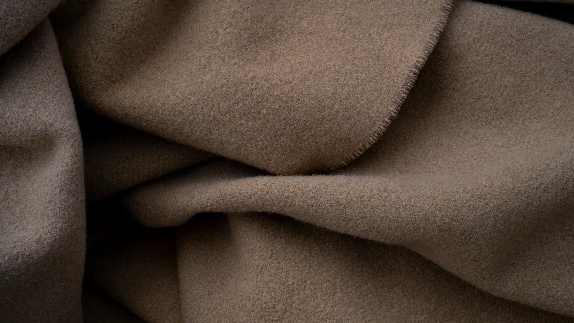 Ce chiffre que personne ne regarde sur l'étiquette révèle si votre cachemire est un vrai ou un tissu à 3 €