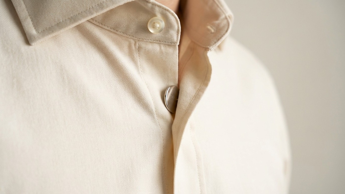 Regardez sous le premier bouton de votre blouse : ce petit disque métallique caché révèle tout
