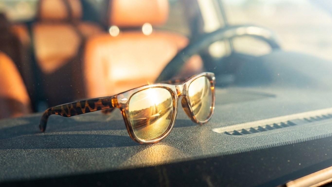 Vos lunettes de soleil sont restées dans la voiture ? Ce que les opticiens montrent à leurs clients les fait pâlir