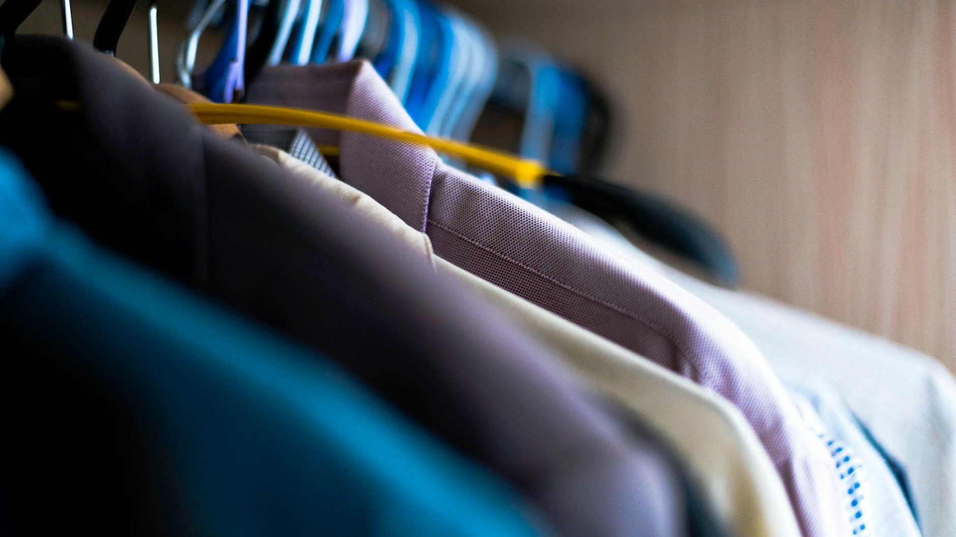 Ce cintre que tout le monde a dans son armoire laisse une marque définitive sur vos chemises : regardez l'épaule de plus près