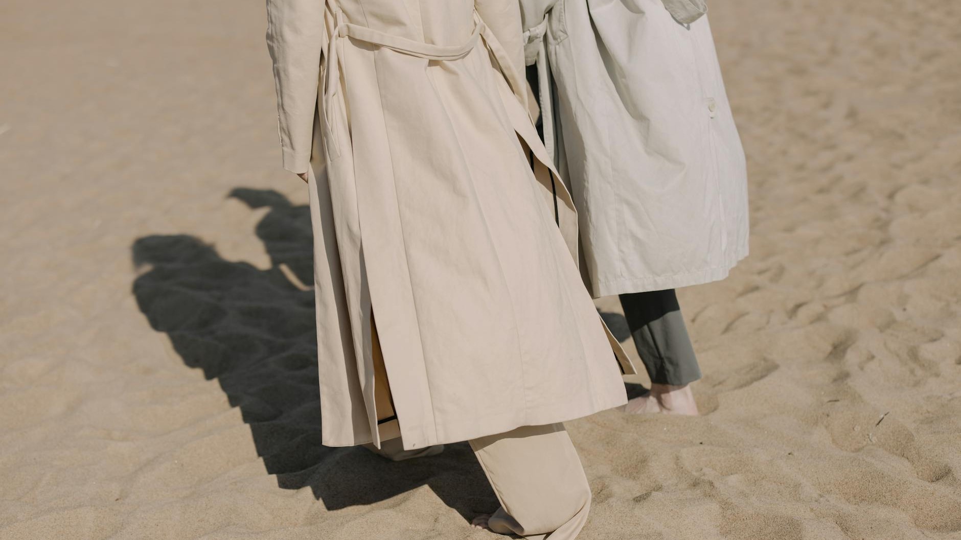 J'ai suspendu mon trench par le crochet de la nuque tout l'été : en le remettant en septembre, le col avait pris une forme...