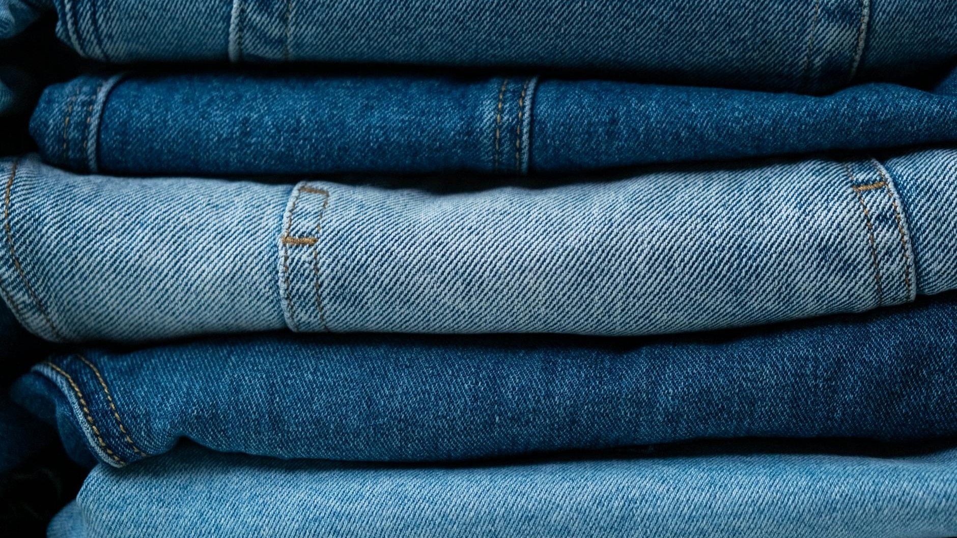 J'enfilais mes jeans neufs sans jamais les rincer : en retournant mon sac clair après une semaine, j'ai enfin compris d'où...