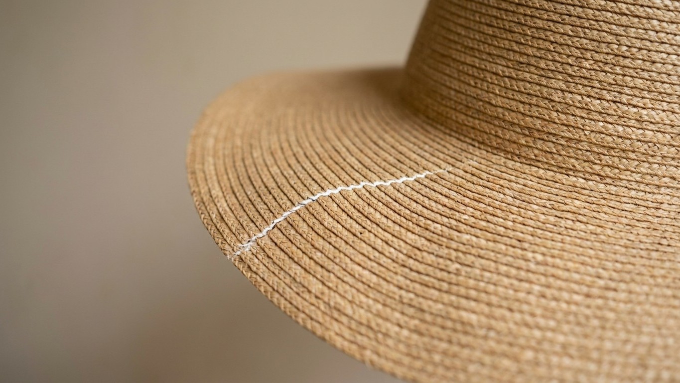 « Ne le plie pas, même un peu » : ma belle-mère a passé le doigt sur la tresse de mon chapeau de paille en sortant la vali...
