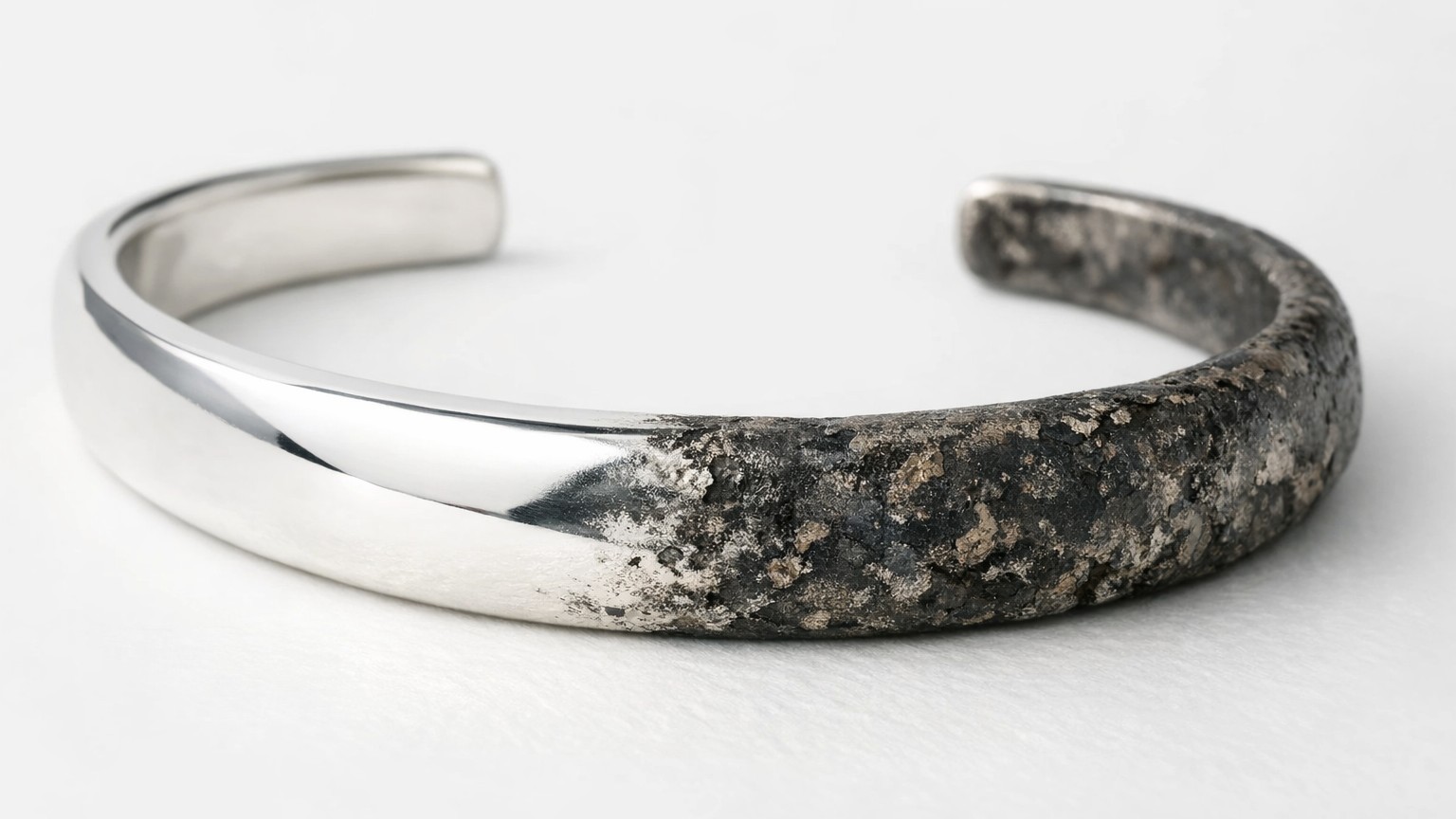 J'ai gardé mon bracelet en argent au poignet à la piscine : en sortant de l'eau deux heures plus tard, il était noir et le...