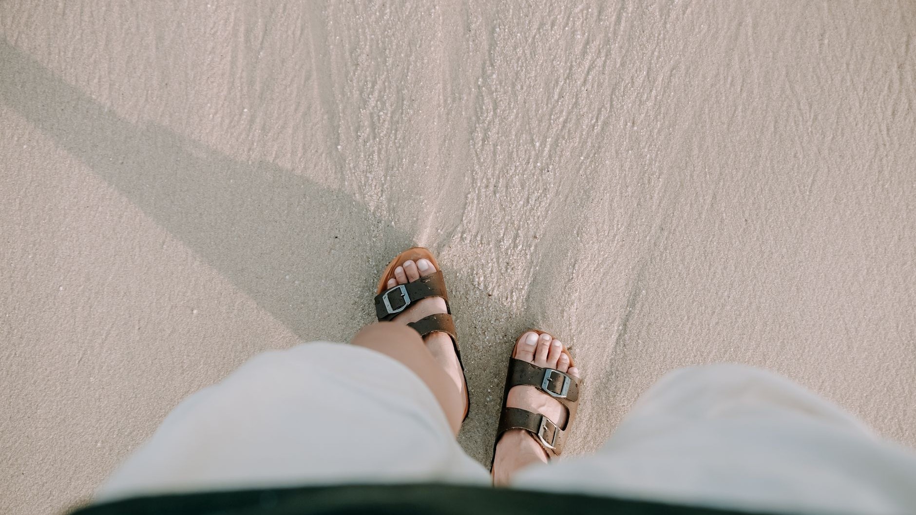 J'ai porté mes sandales en cuir neuves pieds nus tout l'été : le jour où une vendeuse m'a montré ce que je faisais mal, me...