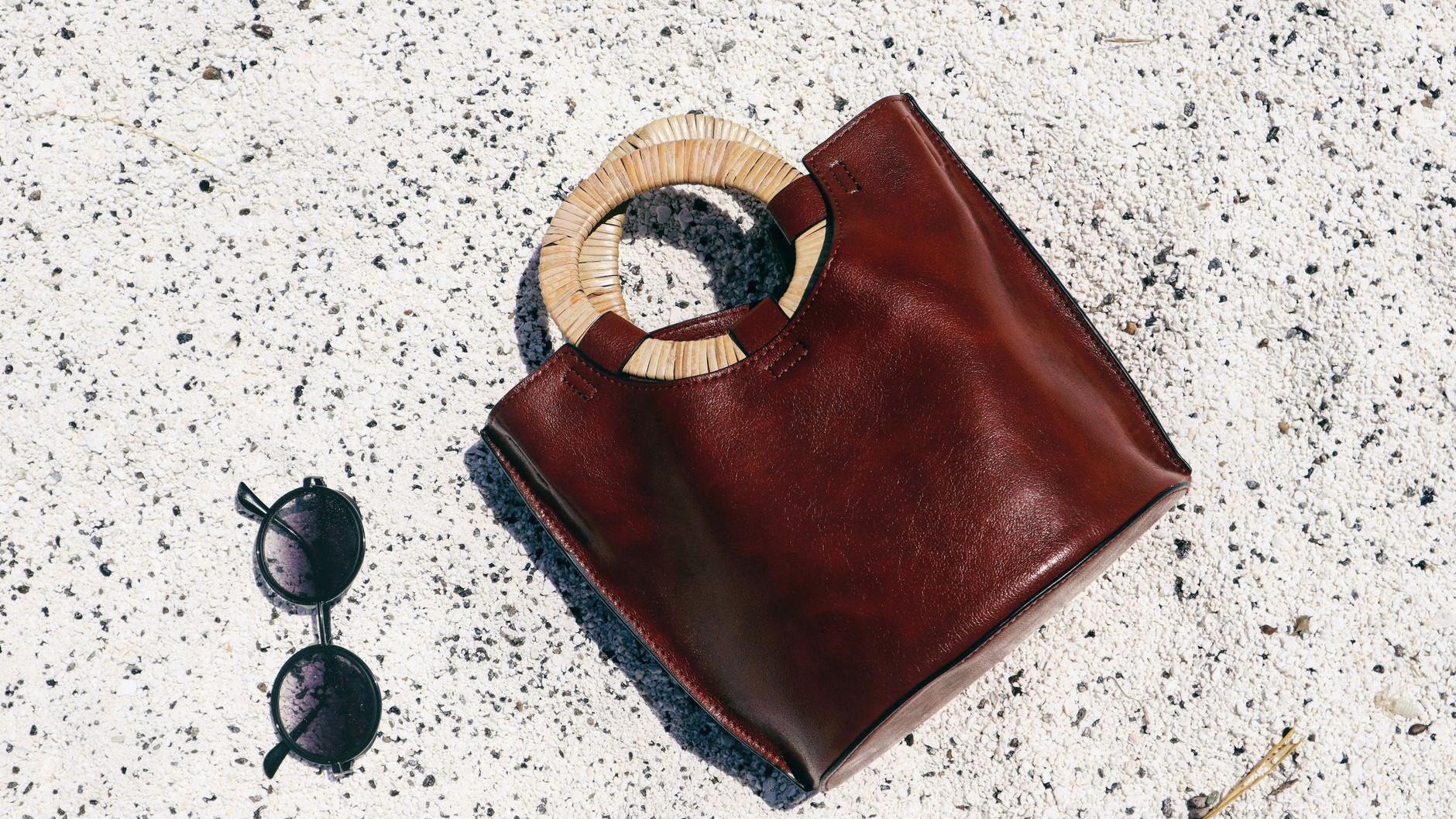 J'ai posé mon sac en cuir cognac en plein soleil sur le sable : en le ramassant le soir, j'ai compris pourquoi ces auréole...