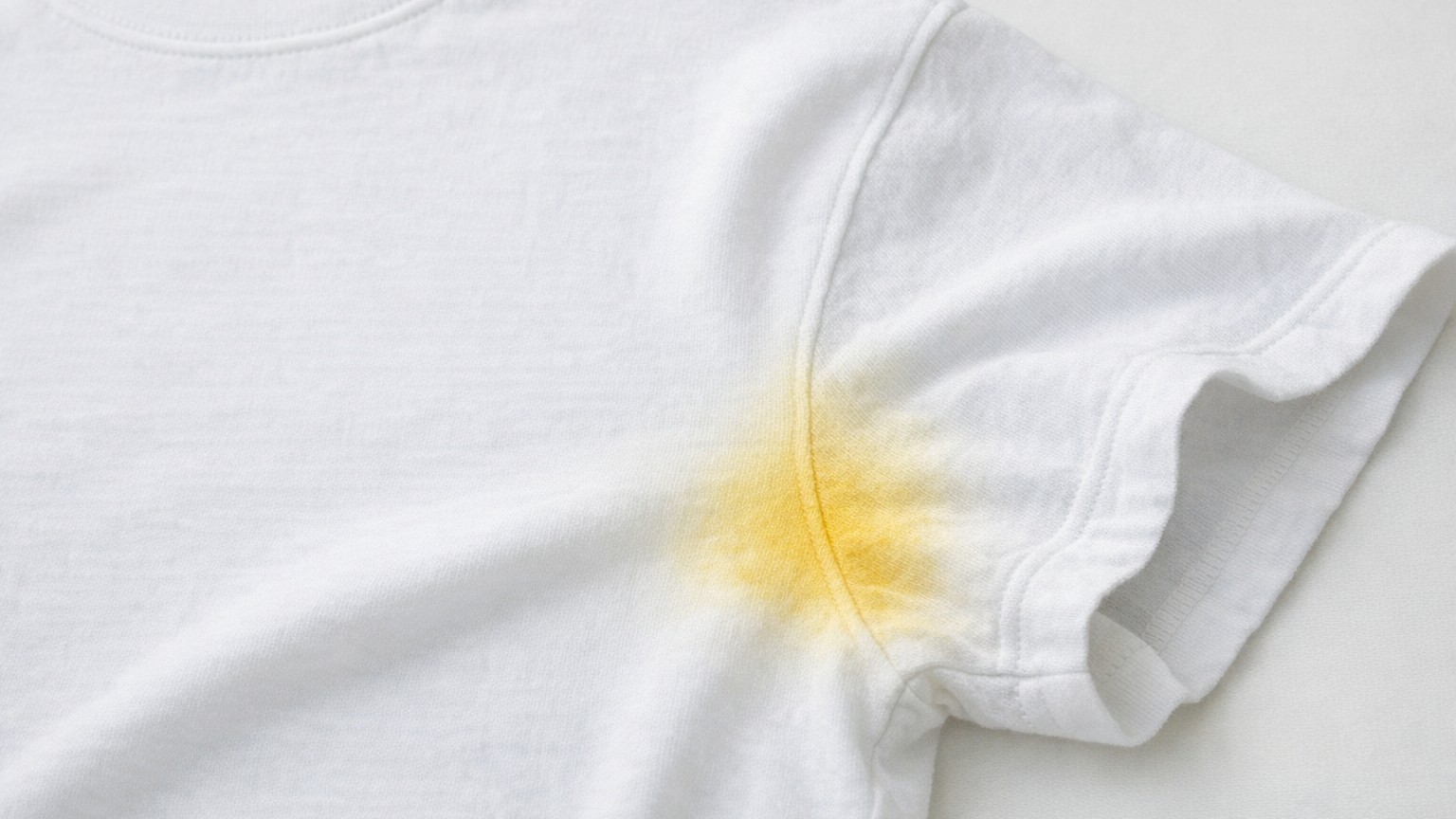 « Je pensais que c'était juste la sueur » : pourquoi les auréoles jaunes sur les t-shirts clairs sont un signal à ne surto...