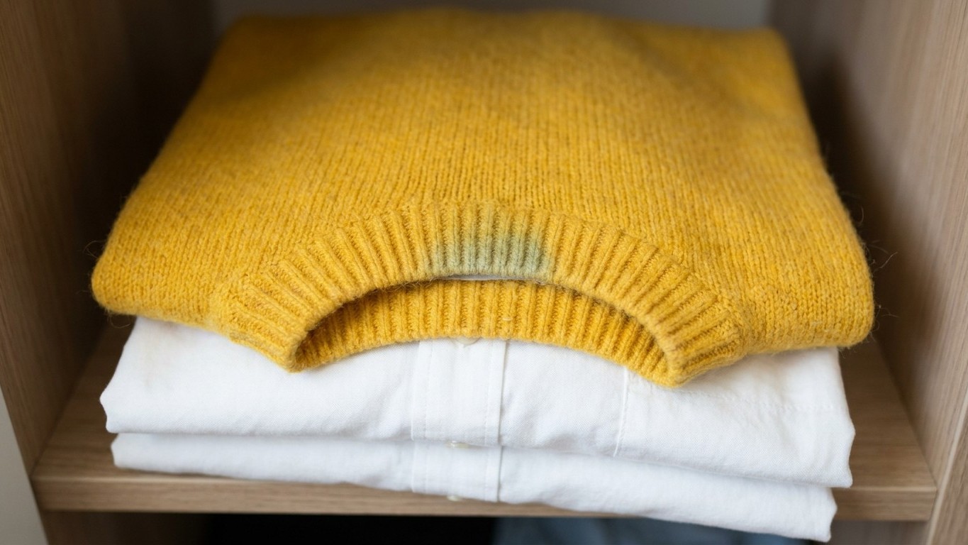 Je rangeais mon pull jaune vif plié contre mes chemises blanches : au bout d'un été dans l'armoire, j'ai compris pourquoi ...
