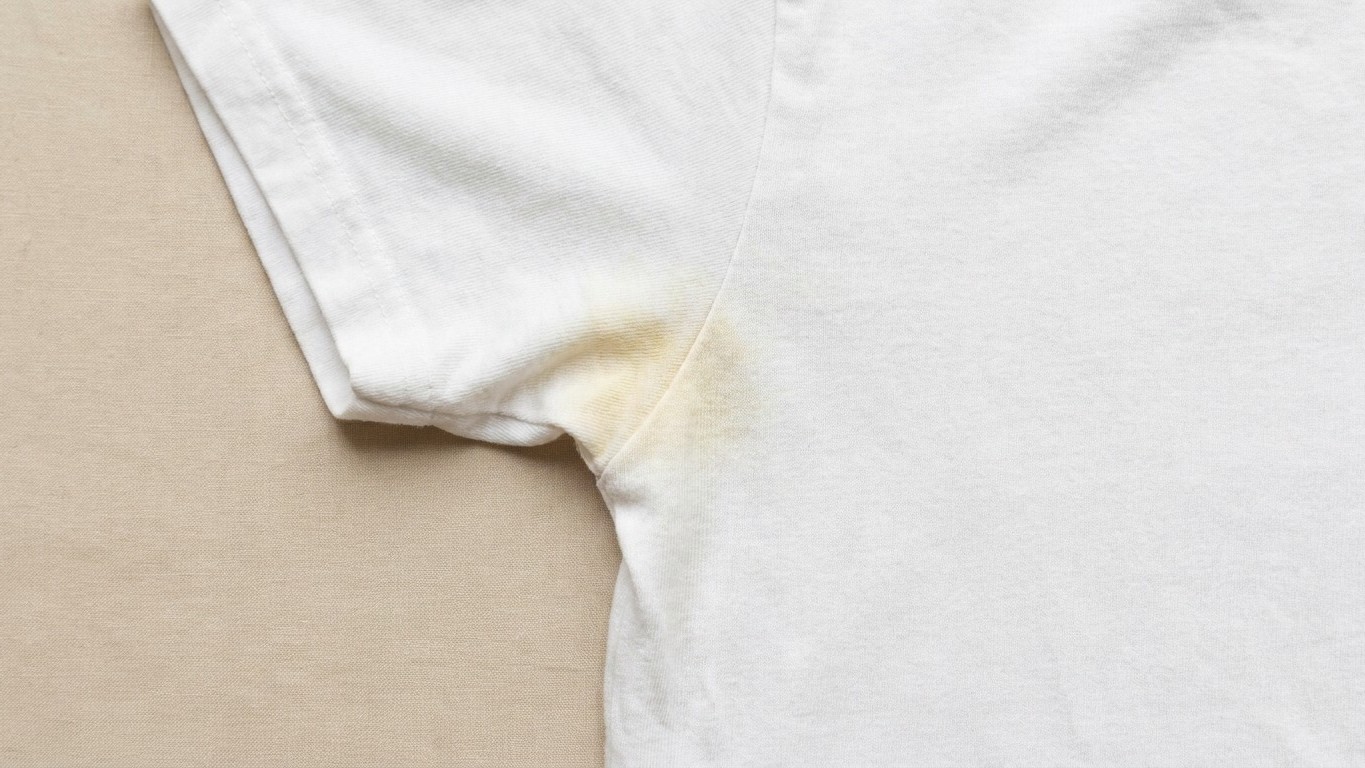 Mes tee-shirts blancs jaunissaient toujours aux aisselles malgré les lavages : le jour où j'ai arrêté l'eau chaude, j'ai c...
