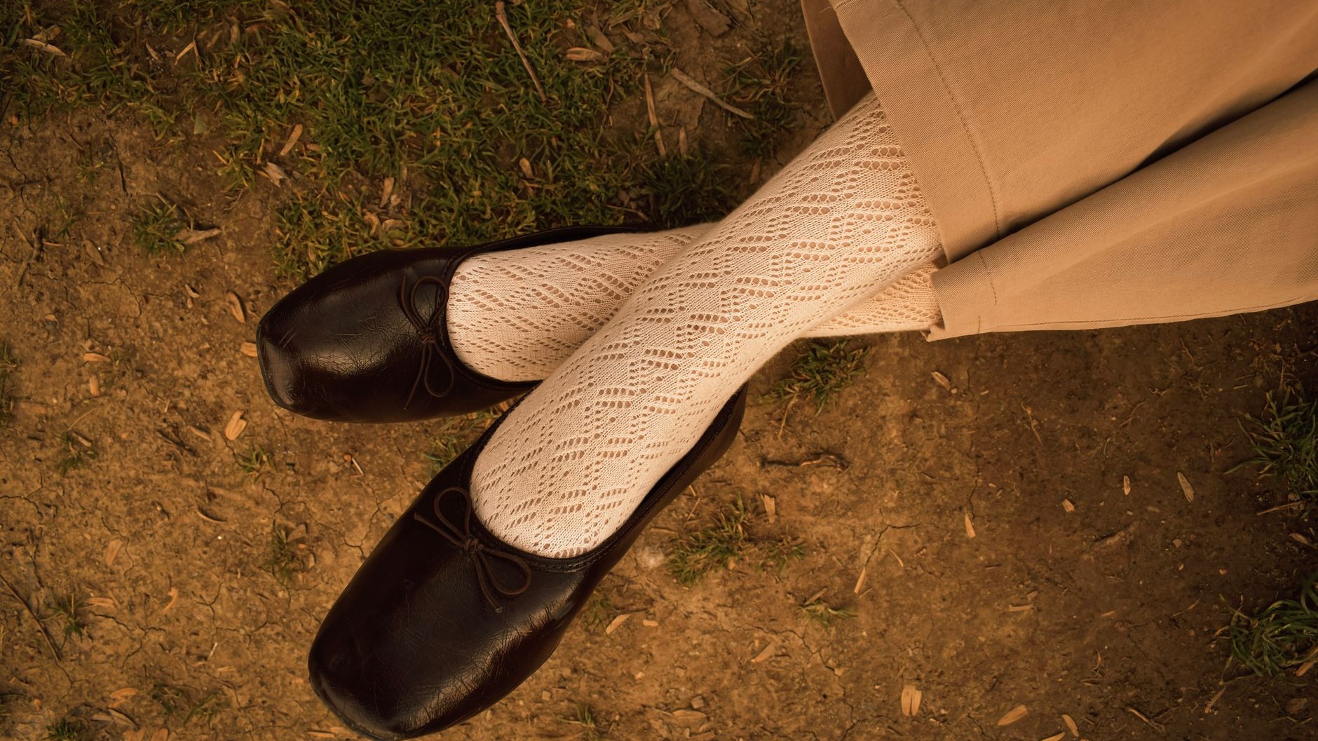 C'est fini pour les baskets blanches au bureau : en 2026, les modeuses ressortent toutes cette chaussure plate qu'on croya...