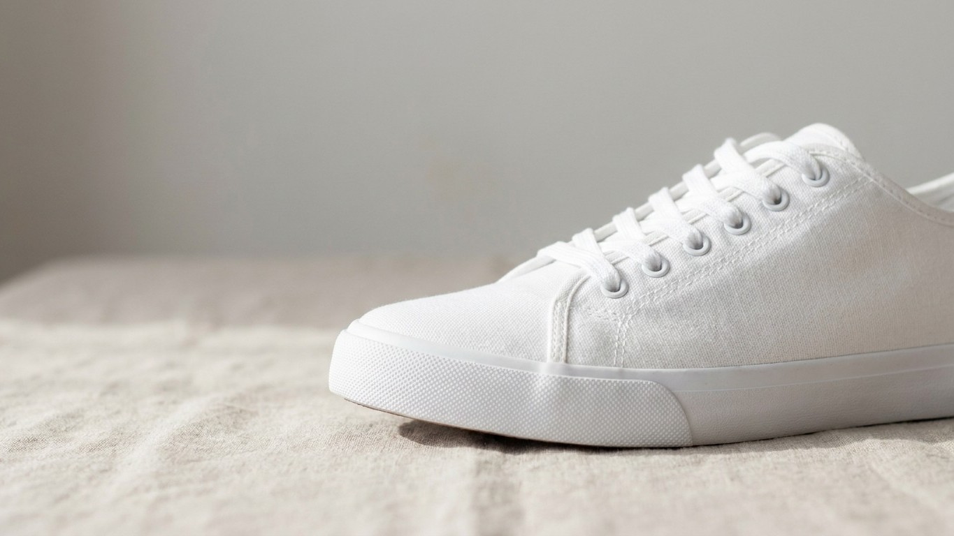 Je m'obstinais à laver mes baskets blanches jaunies avant chaque été : une styliste m'a montré pourquoi elles vieillissaie...
