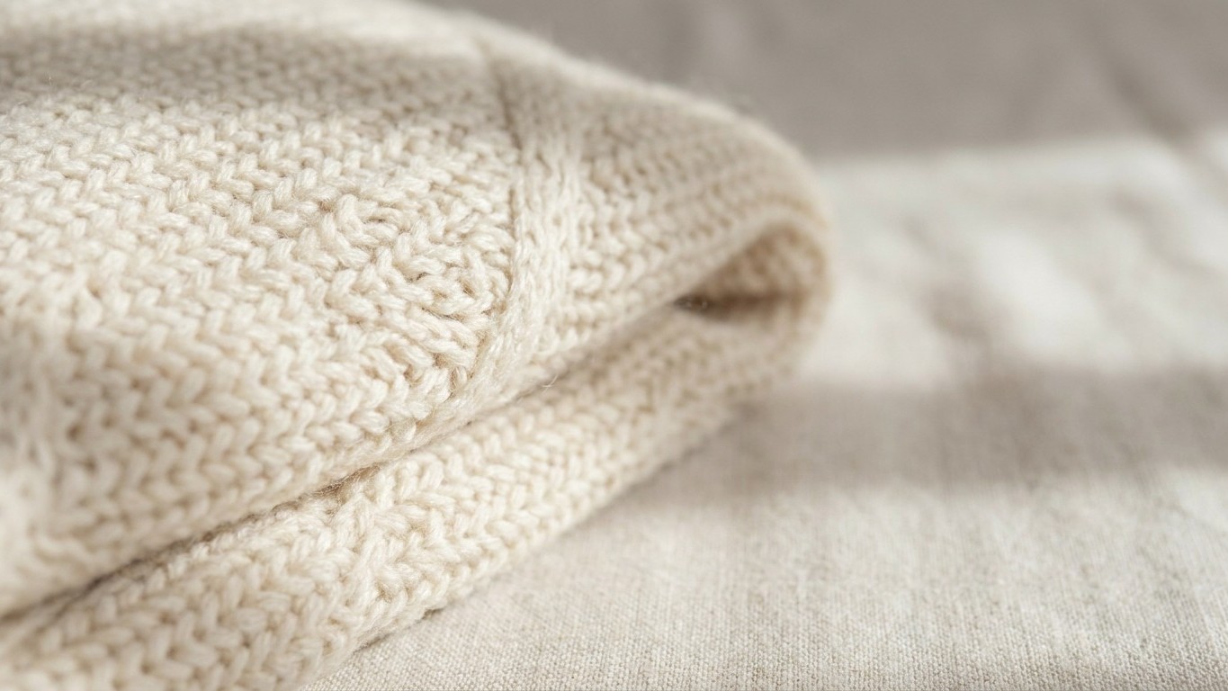 « Je pensais qu'un carton fermé supportait le poids des autres » : pourquoi les mailles de vos pulls gardent ces plis marq...