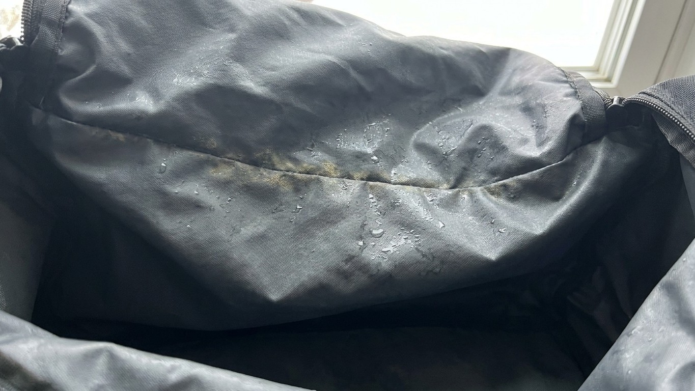 « Je pensais qu'un lavage en machine suffirait à faire partir l'odeur » : pourquoi la doublure enduite de votre sac de spo...