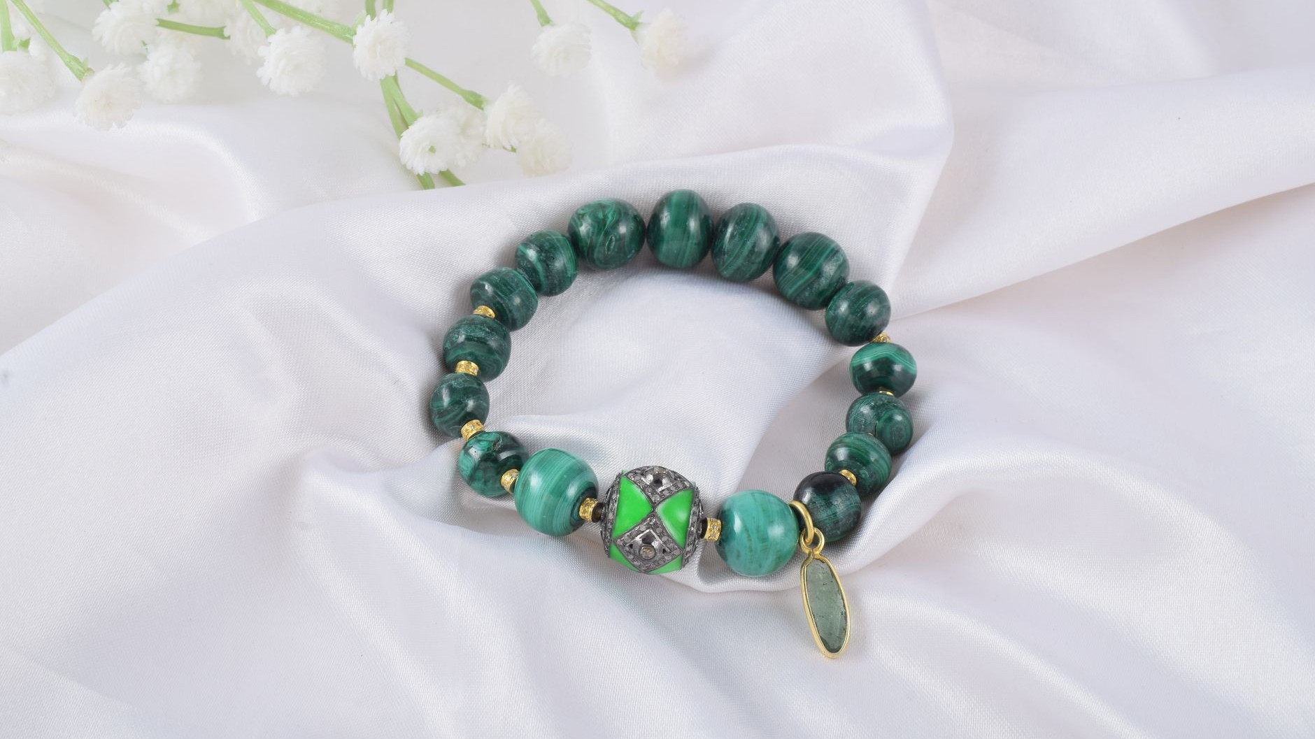 Je portais mes bijoux fantaisie en pleine canicule : quand j'ai vu ce qui apparaissait sous le placage doré, j'ai compris ...