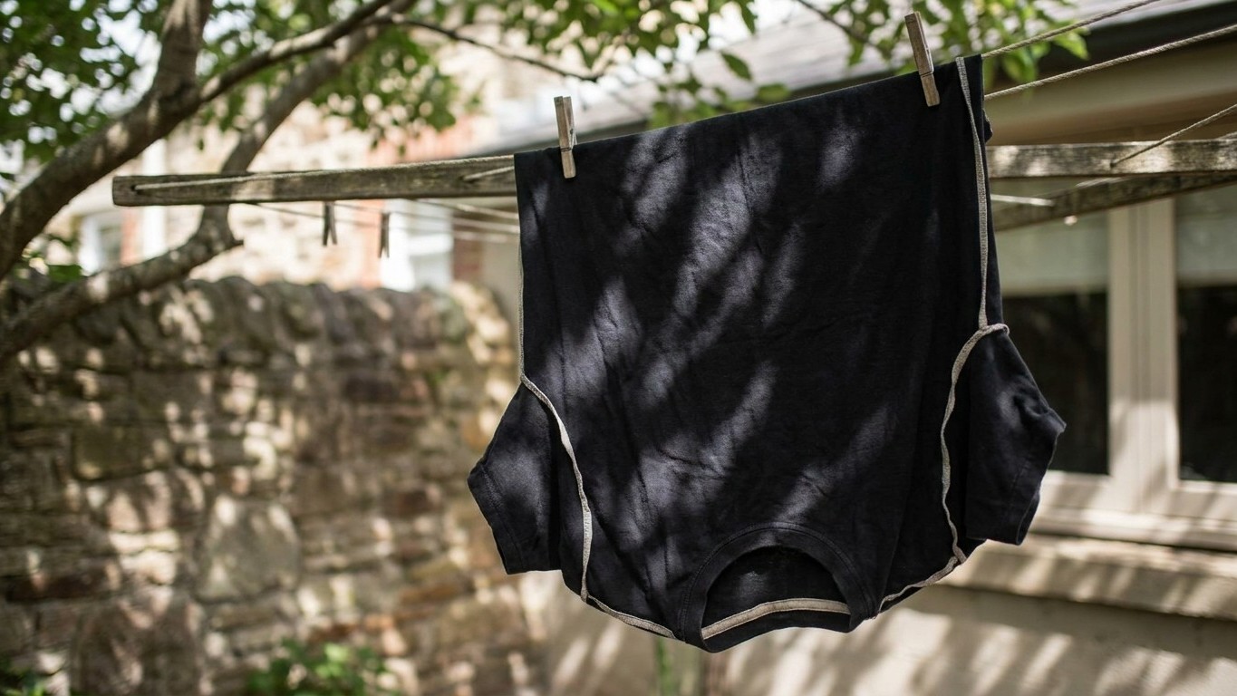Ma voisine étend toujours son linge noir à l'envers et à l'ombre même en juillet et ce n'est pas de la prudence excessive
