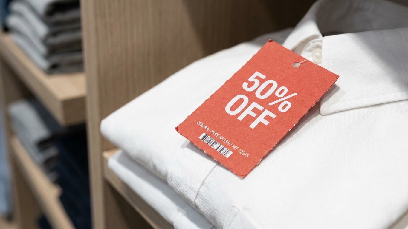 On s'obstine tous à sauter sur les grosses remises des soldes : cette mention imposée par la directive Omnibus révèle pour...