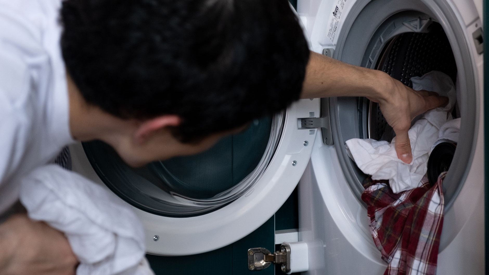 Fini les polaires lavées seules à 40° : depuis que cet accessoire à moins de 15 € tourne dans le tambour, l'eau qui repart...