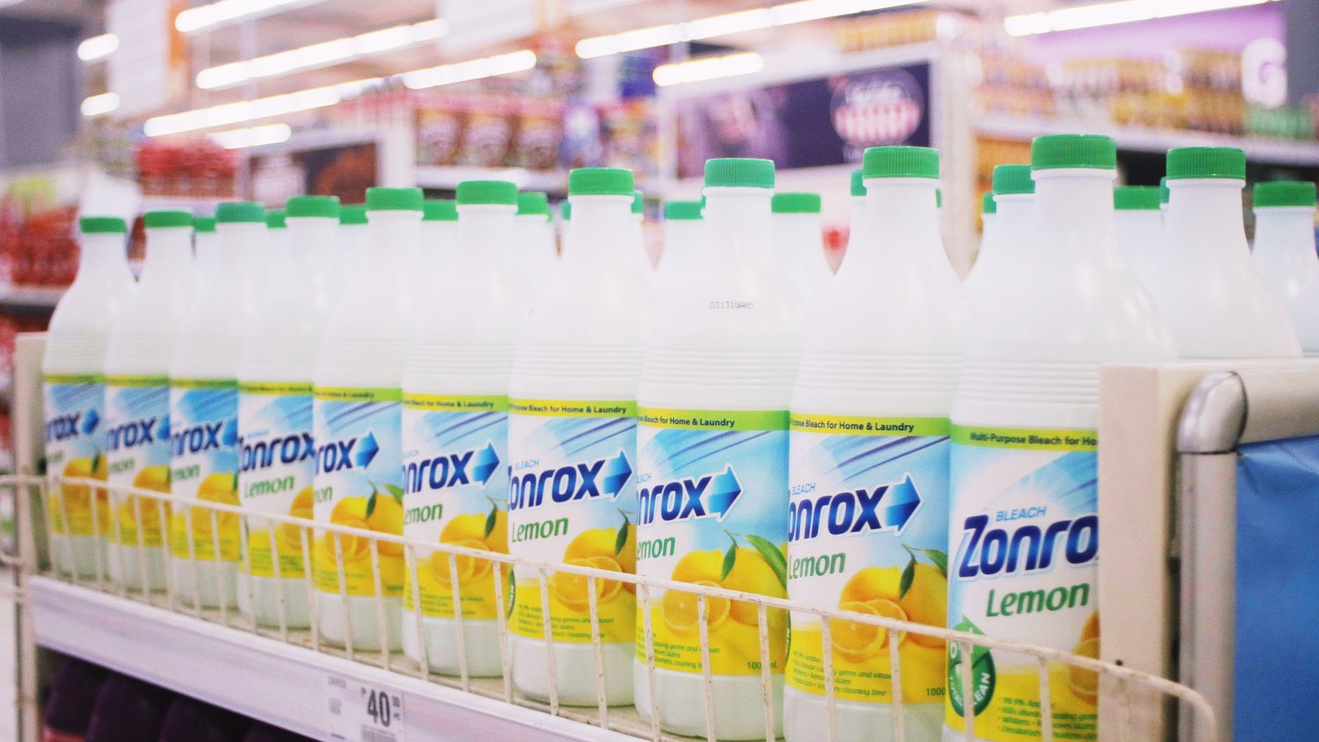 J'ai laissé mon bidon de javel six mois dans le cellier juste pour l'avoir sous la main : au premier lavage de blancs, j'a...