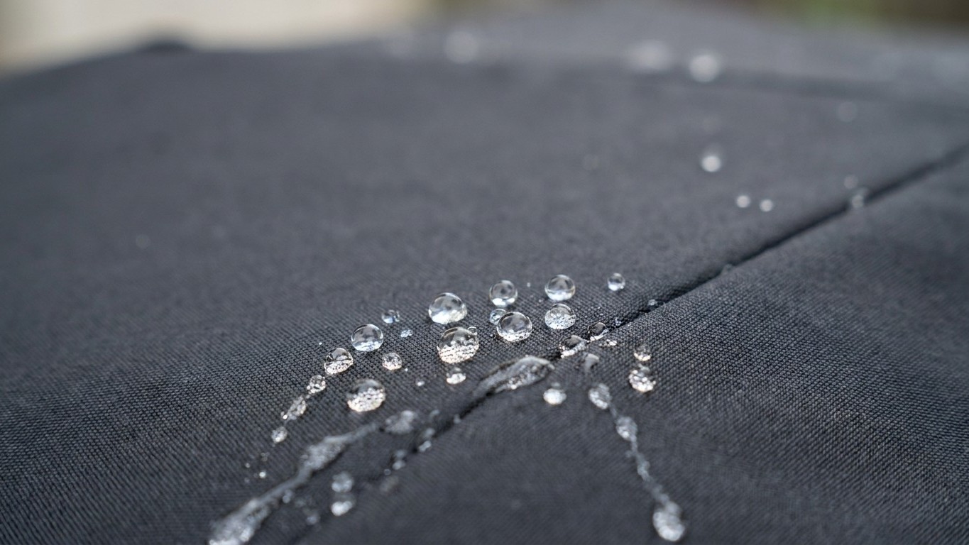 J'ai lavé ma veste de pluie avec ma lessive habituelle juste pour lui redonner un coup de frais : à la première averse, j'...