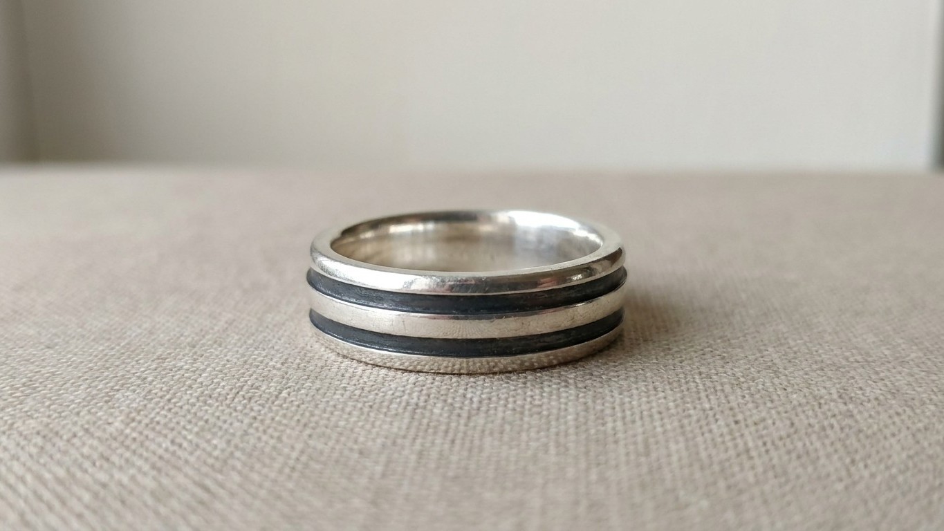 J'ai regroupé mes bagues en argent avec un élastique au fond d'une boîte juste pour ne plus les chercher : trois mois aprè...