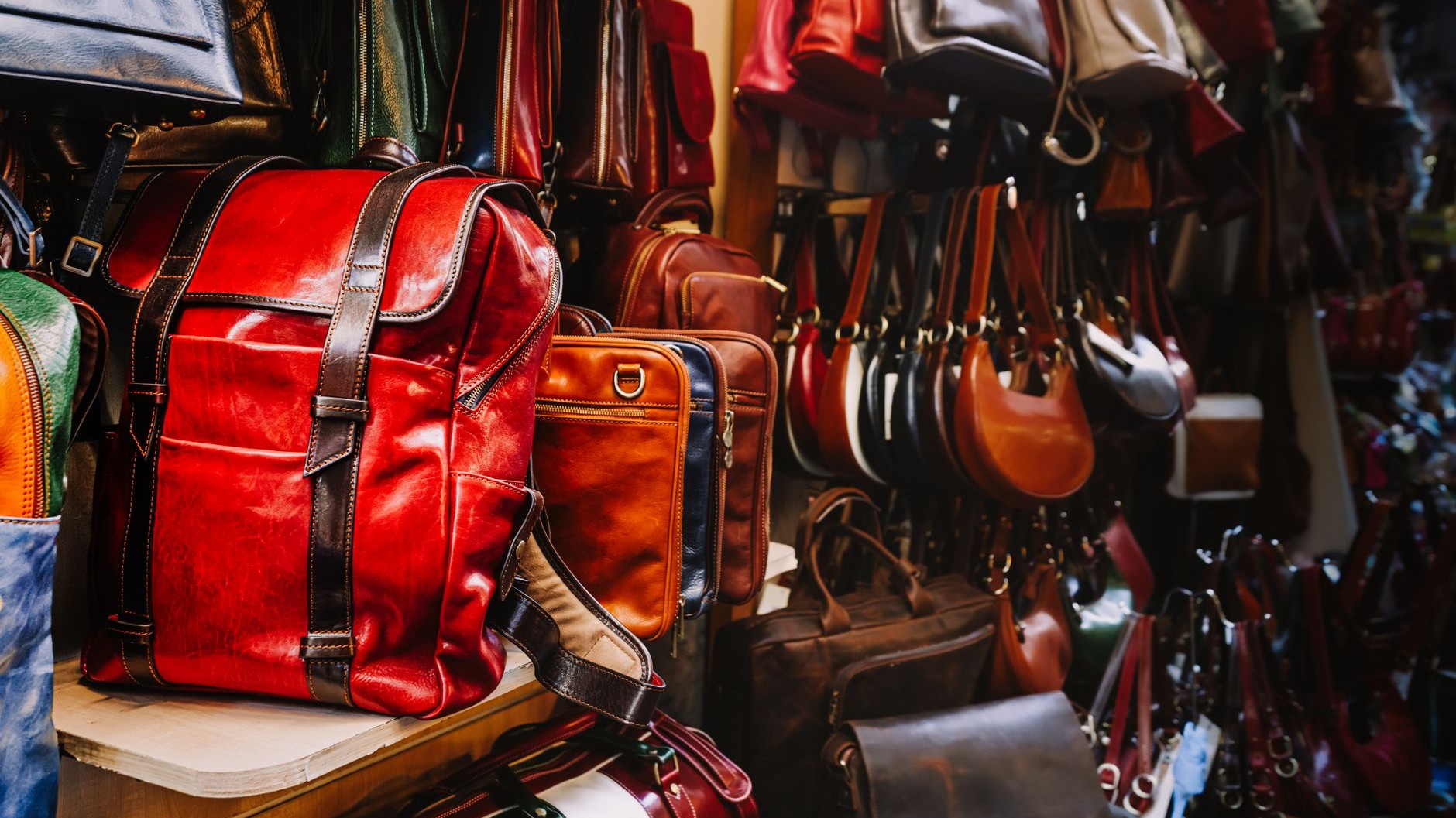J'ai suspendu mon sac en cuir par sa fine bandoulière tout l'été juste pour le garder sous les yeux : en le reprenant en s...
