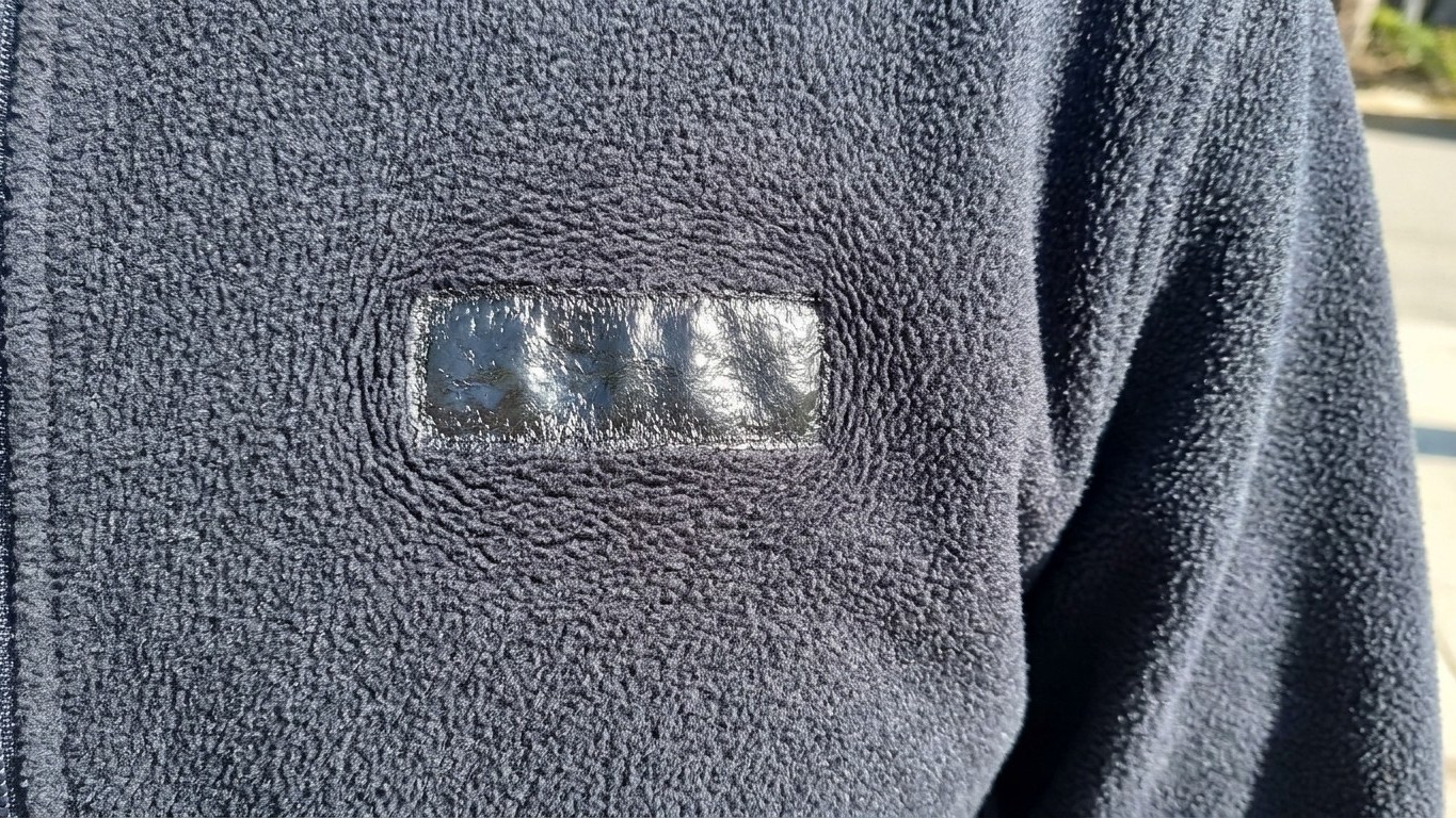 J'ai thermocollé les étiquettes de rentrée sur la polaire de mon fils juste pour aller vite : en soulevant le fer, j'ai co...