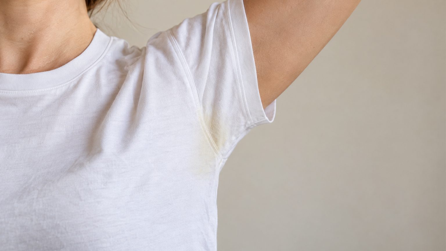 Auréoles jaunes sous les bras d'un t-shirt blanc : pourquoi elles apparaissent et comment les enlever